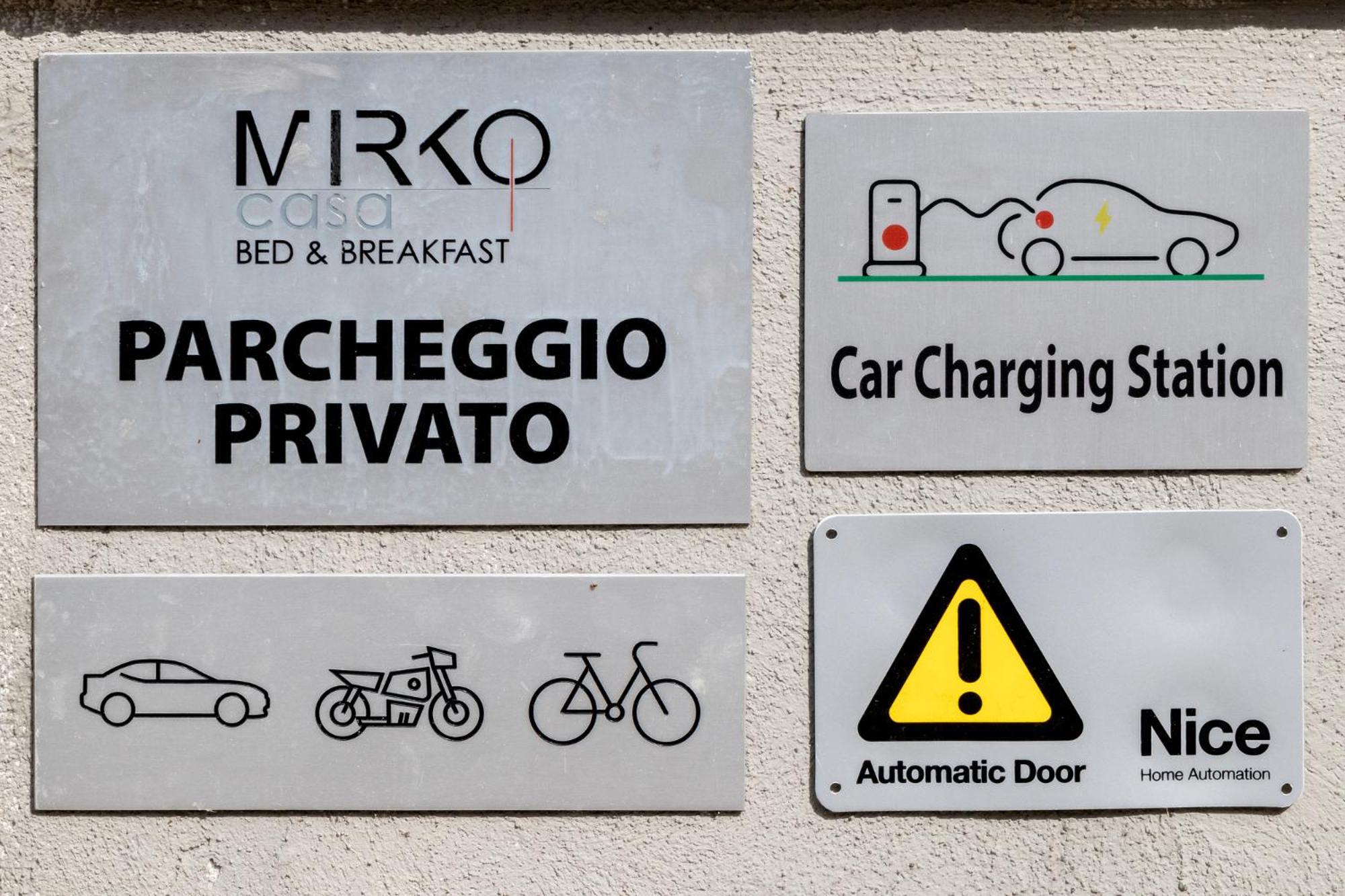 Casa Mirko - B & B Con Stazione Ricarica Auto Elettriche Parcheggio Privato Auto Moto Biciclette Arezzo Exterior foto